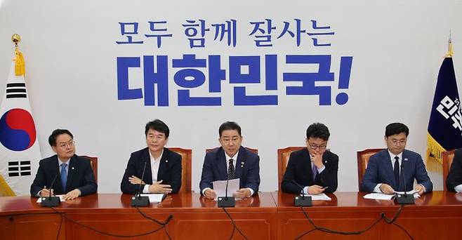 김병기 더불어민주당 대표직무대행 겸 원내대표가 24일 오전 국회에서 열린 원내대책회의에서 발언하고 있다. ⓒ뉴시스