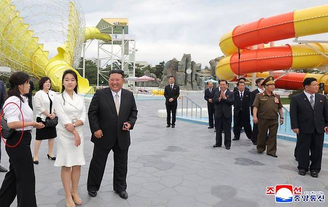 김정은 북한 국무위원장이 지난 24일, 아내 리설주, 딸 주애와 함께 원산갈마해안관광지구 준공식에 참석했다. 리 여사의 공개활동은 약 1년 반 만이며, 이탈리아 명품 브랜드 '구찌'(붉은 원)로 추정되는 검은색 핸드백을 맨 모습이 포착됐다. ⓒ조선중앙통신·연합뉴스