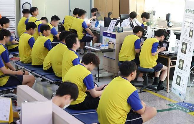 2025년 부산·울산지역 병역판정검사가 실시된 14일 부산 수영구 부산·울산지방병무청에서 입영 대상자들이 신체검사를 받고 있다. ⓒ연합뉴스