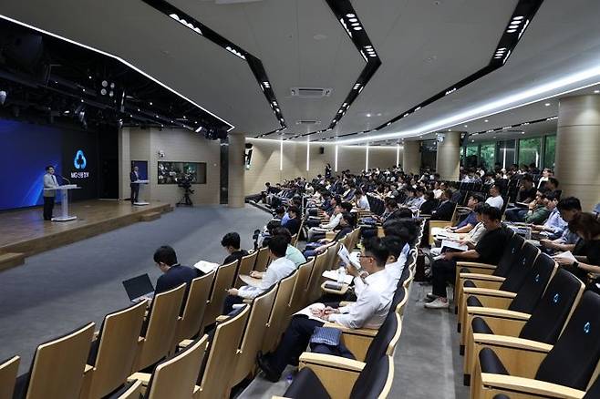 '2025 경공매 NPL 투자설명회'에 참석한 개인 및 기관투자자 250여명이 투자설명 강연을 듣고 있다.ⓒ새마을금고중앙회