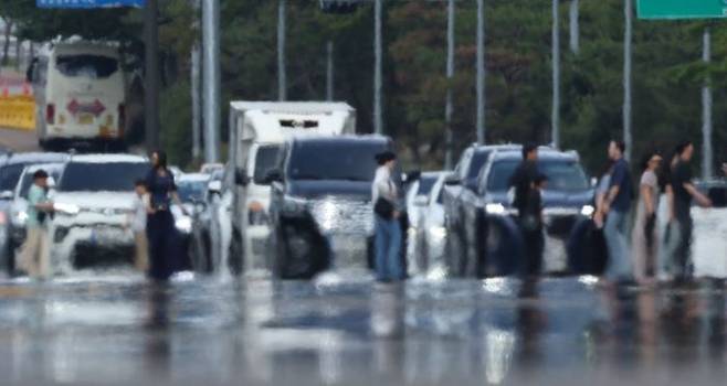 서울 영등포구 여의대로 위로 지열에 의한 아지랑이가 피어오르고 있다. ⓒ연합뉴스