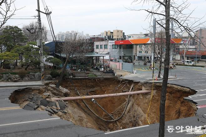 올 3월 24일 서울 강동구 명일2동에서 대형 싱크홀이 발생해 30대 오토바이 운전자 1명이 사망했다. 동아일보DB