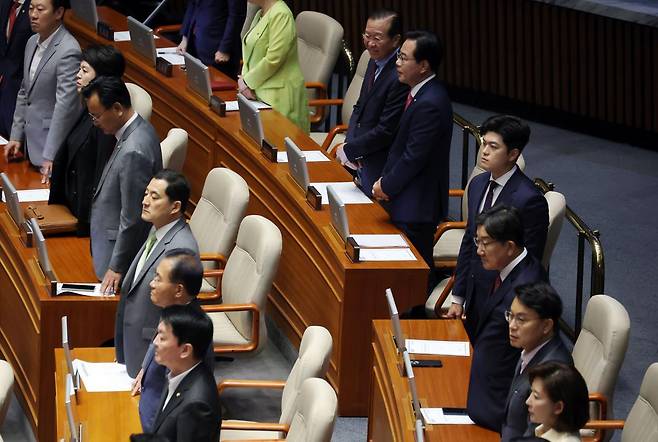 김용태 국민의힘 비상대책위원장과 송언석 원내대표를 비롯한 야당 의원들이 26일 서울 여의도 국회 본회의장에서 시정연설을 하기 위해 입장하는 이재명 대통령을 바라보고 있다. 국회사진기자단/박형기 기자 oneshot@donga.com
