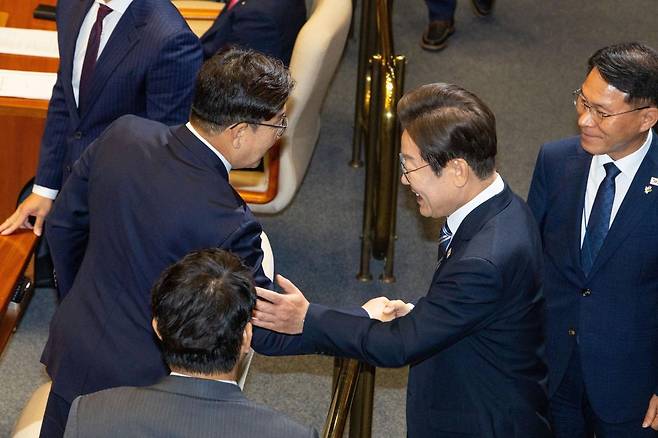 이재명 대통령이 26일 서울 여의도 국회 본회의장에서 2025년도 제2회 추가경정예산안에 대한 정부의 시정연설을 마친 후 권성동 국민의힘 전 원내대표와 인사나누고 있다. 2025.6.26/국회사진기자단