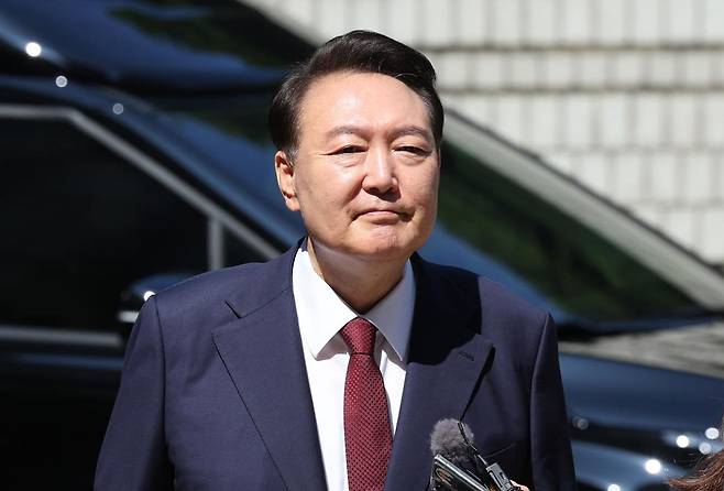 윤석열 전 대통령이 23일 서울 서초구 서울중앙지방법원에서 열린 내란 우두머리 혐의·직권남용 권리행사 방해 혐의 사건 8차 공판에 출석하고 있다. 2025.06.23 사진공동취재단