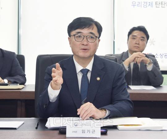 임기근 기획재정부 차관이 26일 서울 소상공인연합회에서 열린 '추경 집행 준비 간담회'를 주재, 모두발언을 하고 있다. 사진=기획재정부