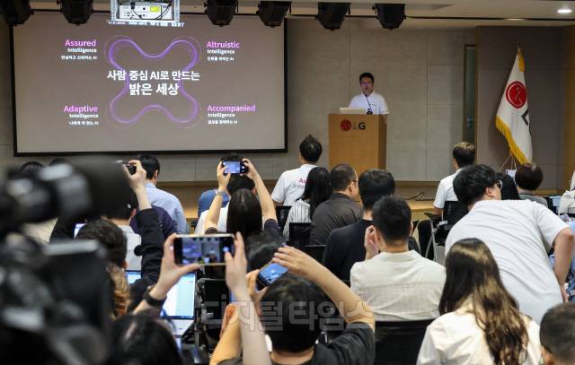 전병기 LG유플러스 AX기술그룹장 전무가 26일 서울 중구 LG서울역빌딩에서 열린 AI 보안 기술 설명회에서 발언하고 있다. 이슬기기자 9904sul@