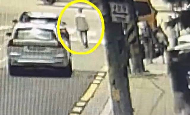 이경규가 '약물 운전'을 하던 지난 8일 비틀거리며 차도를 걷고 있는 CCTV 화면. [MBN 뉴스 화면 캡처]