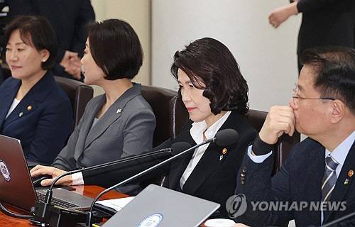 이진숙(오른쪽 두번째) 방송통신위원장이 지난 10일 서울 용산 대통령실에서 열린 국무회의에 참석하고 있다. [연합뉴스]