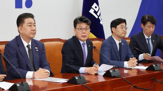 진성준(왼쪽 두번째) 더불어민주당 정책위의장이 지난 24일 국회에서 열린 원내대책회의에서 발언하고 있다. [연합뉴스]