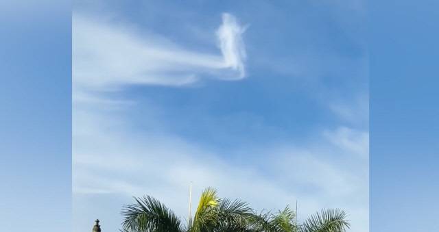 필리핀 나가시의 대표적 성지인 페냐프란시아 대성전 상공에 뜬 예수 형상의 구름. [인스타그램 accuweather 캡처]