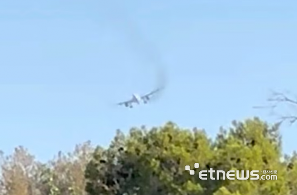 25일(현지시간) 오전 8시 20분께 미국 라스베이거스 해리 리드 국제공항에서 노스캐롤라이나주 샬럿으로 향하던 아메리칸항공 여객기는 이륙 직후 엔진에 불이 붙었다. 〈사진=엑스 영상〉