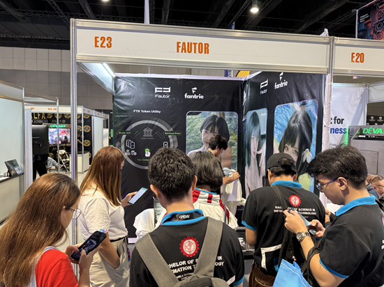 △지난 10일부터 11일까지 필리핀 마닐라에서 열린 'PBW 2025(Philippine Blockchain Week)' 팬트리 부스 앞에 모인 참관객들.