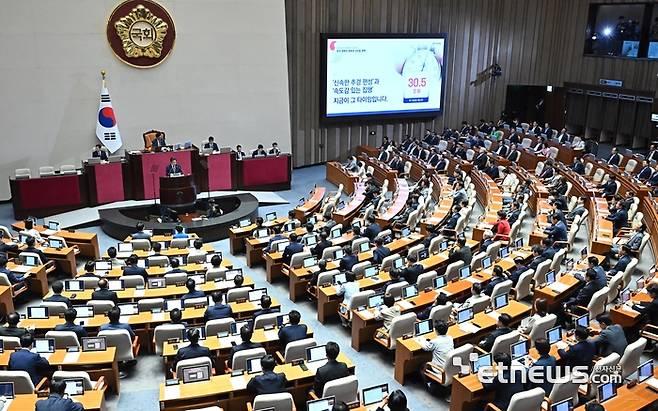 이재명 대통령이 26일 서울 여의도 국회에서 2025년도 제2차 추가경정예산(추경)안 시정연설을 하고 있다.  이동근기자 foto@etnews.com