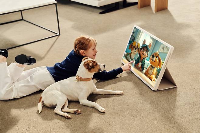 LG 스탠바이미 2는 화면부를 분리한 뒤 전용 액세서리를 사용하하면 태블릿 PC처럼 세워두고 콘텐츠를 즐길 수 있다