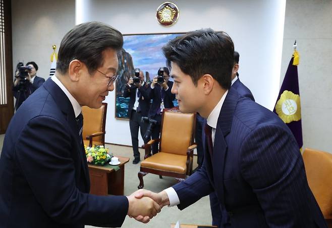 이재명 대통령이 26일 국회에서 추가경정예산(추경) 시정연설에 앞서 우원식 국회의장과 환담에 입장하며 김용태 국민의힘 비상대책위원장와 악수하고 있다. 사진=뉴시스