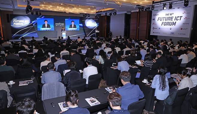 파이낸셜뉴스가 과학기술정보통신부와 26일 서울 여의도 콘래드호텔에서 개최한 '제16회 퓨처ICT포럼'에서 유상임 과학기술정보통신부 장관이 환영사를 하고 있다. '변화의 시대: AX 생존전략'을 주제로 한 이번 행사에선 폴 그레이시 HP 부사장과 김성하 한국오라클 대표가 기조연설자로 나서 '산업을 뒤흔드는 AI 혁신', '모두를 위한 AI와 클라우드'라는 주제로 화두를 던졌다. 행사장에는 정보통신기술(ICT)업계와 학계 등 300여명이 몰렸다. 사진=박범준 기자