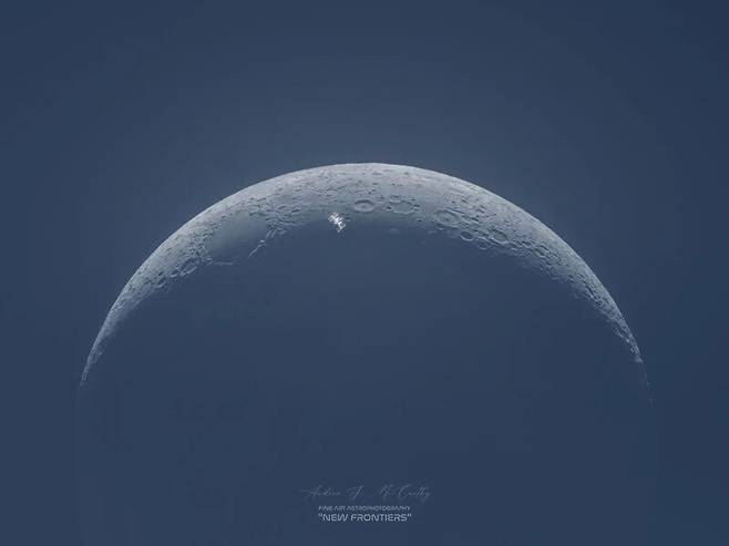 초승달 앞을 통과하는 국제우주정거장(ISS). x.com/AJamesMcCarthy
