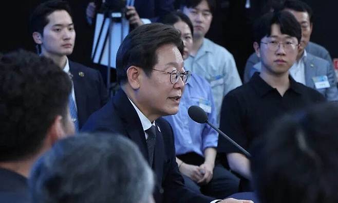 이재명 대통령이 25일 광주시 동구 국립아시아문화전당에서 열린 광주 군공항 이전 관련 간담회에서 발언을 하고 있다. 대통령실사진기자단