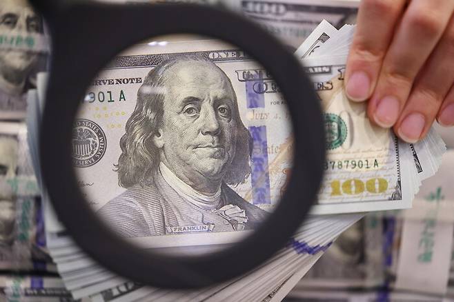 6월5일 서울 중구 하나은행 위변조센터에서 직원이 미 달러를 정리하고 있는 모습. 연합뉴스