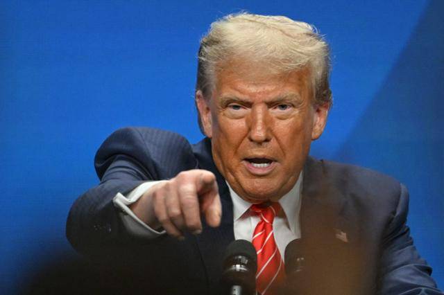 네덜란드 헤이그에서 열린 북대서양조약기구(NATO·나토) 정상회의에 참여한 도널드 트럼프 미국 대통령이 회의 종료 후 기자회견을 하고 있다. 헤이그=AFP 연합뉴스