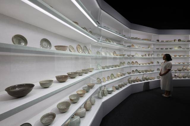 서울 용산 국립중앙박물관에 15~16세기 제작된 조선 백자 등 도자 300여 점이 전시돼 있다. 뉴시스
