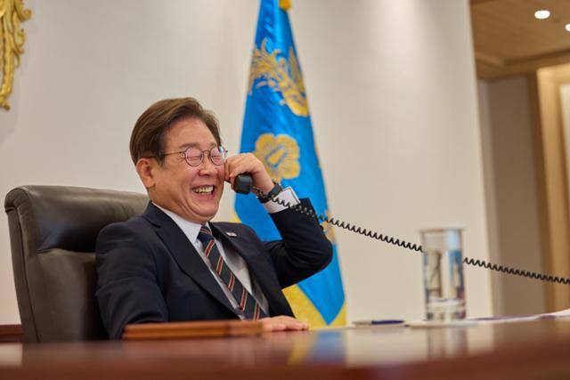 이재명 대통령이 지난 9일 서울 용산구 대통령실 청사 집무실에서 이시바 시게루 일본 총리와 전화 통화를 하고 있다. 대통령실 제공