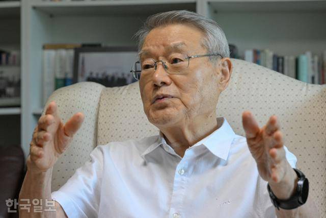 노무현 정부 시절 주일대사를 지낸 라종일 동국대 석좌교수가 23일 서울 자택에서 수교 60주년을 맞은 한일관계에 대해 한국일보와 인터뷰를 하고 있다. 남동균 인턴기자