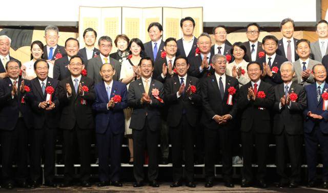 주일 한국대사관이 지난 19일 도쿄의 한 호텔에서 한일 국교 정상화 60주년 기념 리셉션을 개최했다. 박철희(앞줄 다섯 번째) 주일 한국대사와 스가 요시히데, 기시다 후미오 전 일본 총리 등이 기념촬영을 하고 있다. 이시바 시게루 총리도 참석해 축사를 했다. 도쿄=연합뉴스