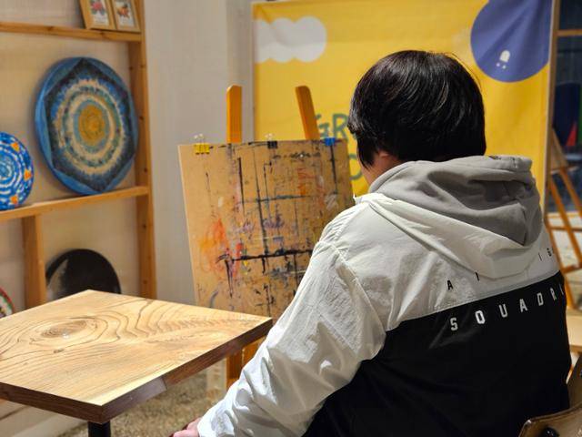 9년간 고립청년으로 생활하다 지난해부터 일을 시작한 다은(가명)씨가 올해 3월 24일 인천 서구 한 카페에서 본보 인터뷰에 응하고 있다. 인천=이유지 기자