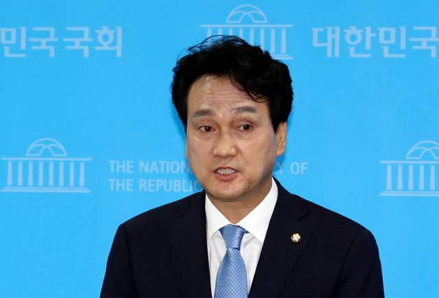 안민석 전 더불어민주당 의원이 2022년 3월 31일 서울 여의도 국회 소통관에서 6·1 지방선거 경기도지사 출마 선언 기자회견을 한 뒤 기자들의 질문에 답하고 있다. 사진공동취재단