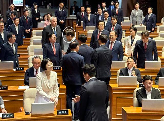 이재명(흰색 원) 대통령이 26일 국회에서 2025년도 정부 추가경정예산(추경)안에 대한 시정연설을 마친 뒤 국민의힘 의원들과 인사하고 있다. 우원식 국회의장이 의장석에서 직접 촬영한 사진이다. 우 의장 페이스북 계정 캡처