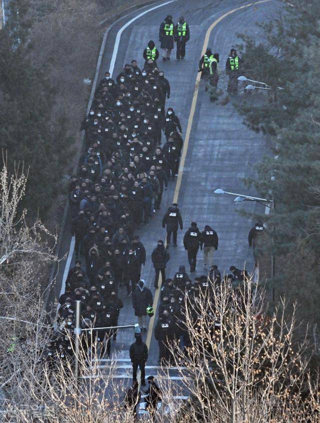 윤석열 대통령에 대한 2차 체포영장 집행에 나선 1월 15일 용산구 한남동 대통령 관저에서 경찰 병력이 철수하고 있다. 홍인기 기자