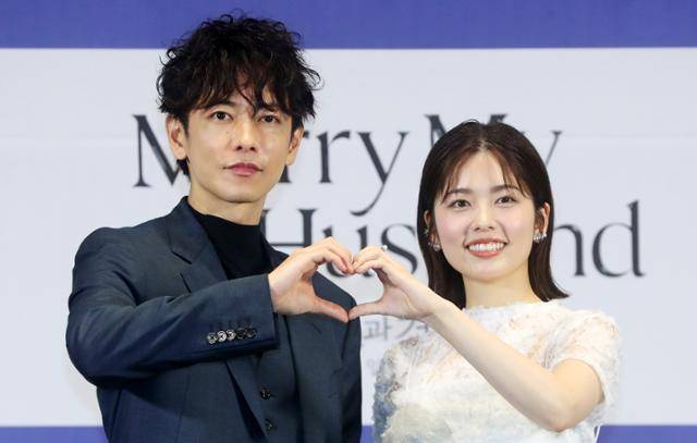 일본 배우 사토 타케루(왼쪽), 코시바 후우카가 26일 오후 서울 구로구 라마다 신도림 호텔에서 열린 아마존 오리지널 일본 드라마 '내 남편과 결혼해줘' 일본판 제작발표회에서 포즈를 취하고 있다. 뉴시스