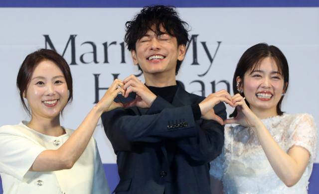 손자영(왼쪽부터) 스튜디오 드래곤 책임 프로듀서, 일본 배우 사토 타케루, 코시바 후우카가 26일 오후 서울 구로구 라마다 신도림 호텔에서 열린 아마존 오리지널 일본 드라마 '내 남편과 결혼해줘' 일본판 제작발표회에서 포즈를 취하고 있다. 뉴시스