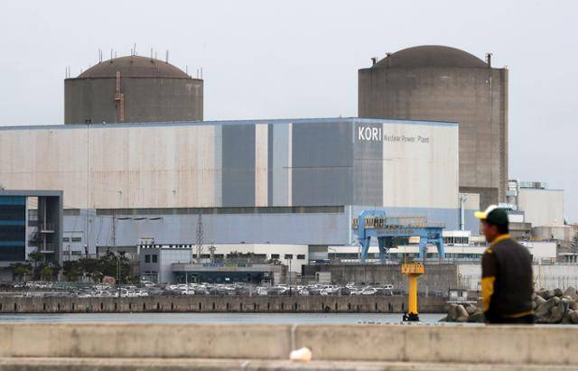 2024년 5월 7일 부산 기장군 해안가에서 고리 원자력발전소 1호기(오른쪽)가 보이고 있다. 뉴스1