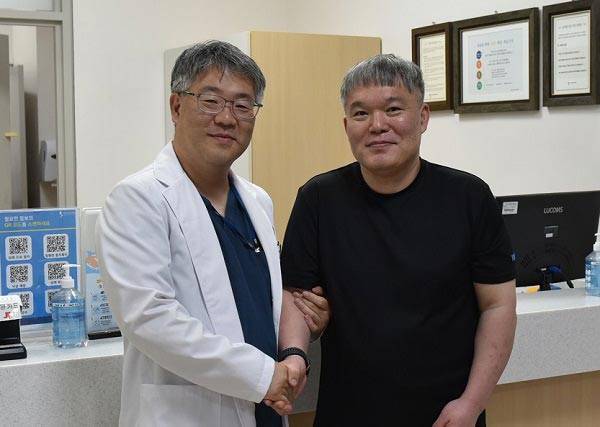 아주대병원 마취통증의학과 최종범 교수와 복합부위통증증후군 환우회 이용우 회장./사진=아주대병원 아주대병원 제공