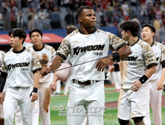 2025 KB0리그 프로야구 키움 히어로즈와 KIA 타이거즈의 경기가 25일 오후 서울 고척스카이돔에서 열렸다. 3대 6으로 패한 키움 스톤 등 선수들이 경기 후 관중에 인사한 후 들어가고 있다. 고척=김민규 기자 /2025.06.25/