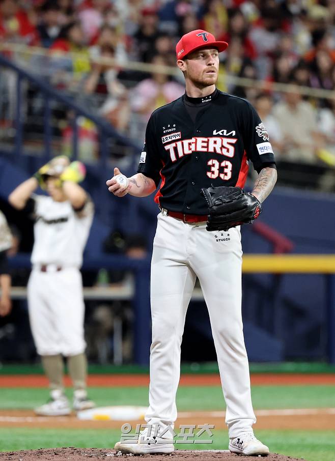 25일 고척 키움전에 선발 등판, 경기 중 생각에 잠긴 아담 올러의 모습. 고척=김민규 기자