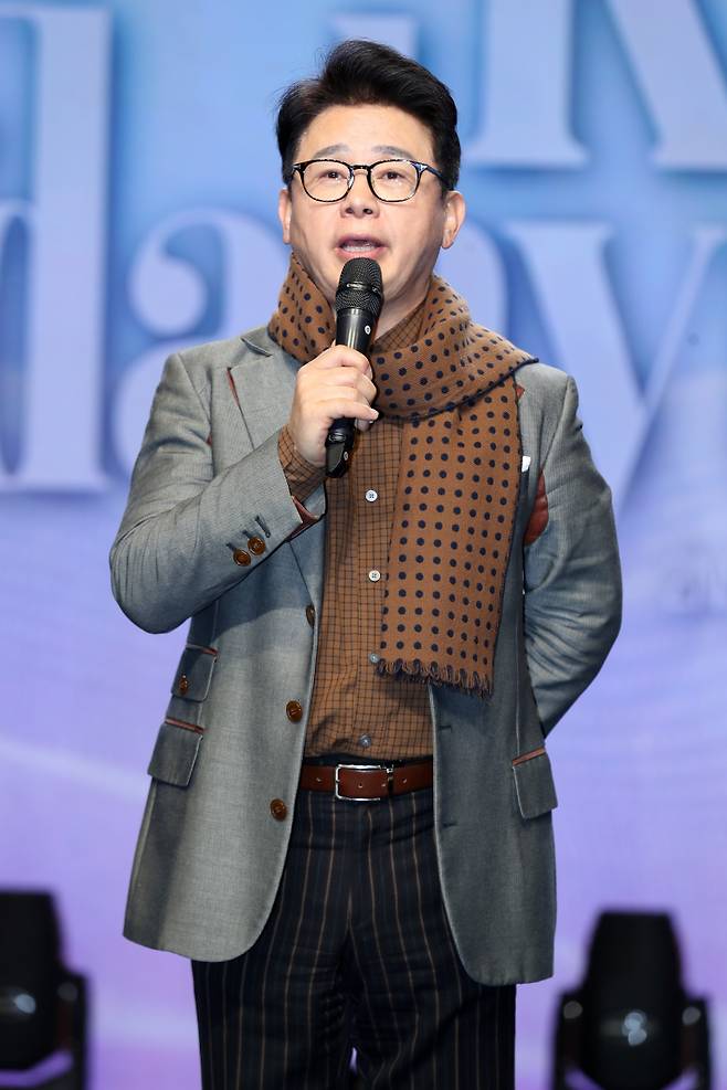 아나운서 김병찬이 2일 오후 서울 강남구 일지아트홀에서 진행된 2집 정규앨범 '열 다섯' 발매 기념 쇼케이스에 참석해 진행을 맡고 있다. 3년 만에 공개되는 정규 2집 '열 다섯'은 타이틀곡 3곡 '엄마', '어즈버', '이젠 알겠더이다'를 비롯해 총 19곡이 수록됐다. 오늘(2일) 오후 2시 각종 온라인 음원사이트를 통해 감상할 수 있다. 서병수 기자 qudtn@edaily.co.kr /2023.02.02.