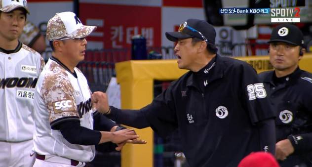 26일 고척 KIA전 8회 비디오 판독 결과에 항의하는 홍원기 키움 감독. 스포티비, 티빙 캡처