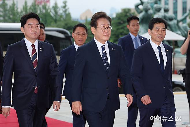 이재명 대통령이 26일 서울 여의도 국회에서 열린 추가경정예산안 시정연설을 위해 본관으로 들어서고 있다. [사진=국회사진기자단]