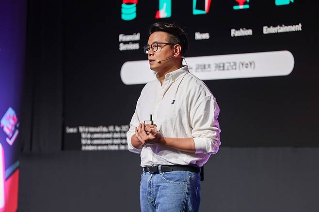 25일 서울 성동구 레이어스튜디오 41에서 열린 '2025 틱톡 크리에이티브 데이' 행사에서 박중혁 틱톡코리아 신규사업개발 총괄이 틱톡 브랜딩 전략을 소개하고 있다. [사진=틱톡]