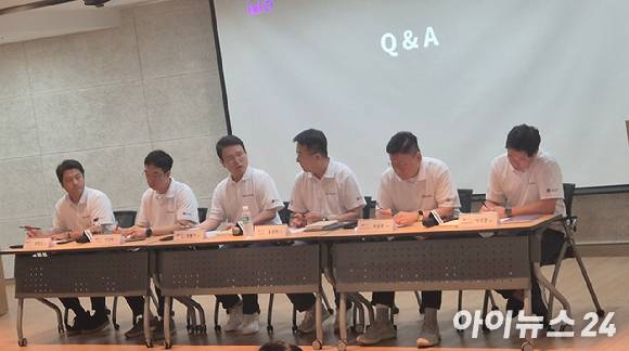 사진은 질의응답에 참여하고 있는 (왼쪽부터) 한영섭 AI테크Lab장(담당), 이진혁 ixi-O개발Task장(상무), 전병기 AX기술그룹장(전무), 홍관희 정보보안센터장(전무), 최윤호 AI Agent추진그룹장(상무), 이석영 모바일Agent트라이브(담당). [사진=서효빈 기자]