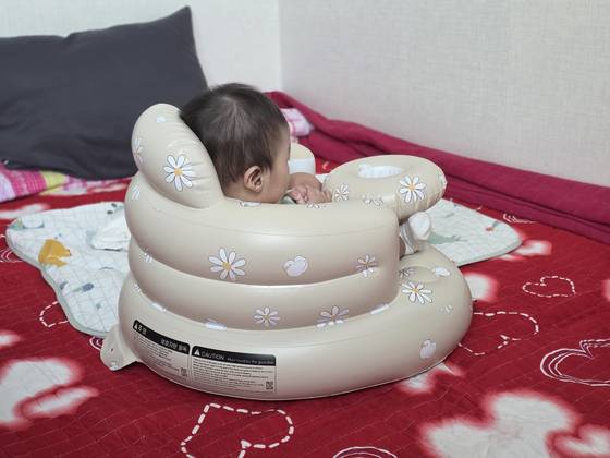 미혼모 송유진(24·가명)씨가 키우고 있는 생후 7개월 이승주(가명)군이 지난 23일 집에서 휴식을 취하고 있다. 이영근 기자