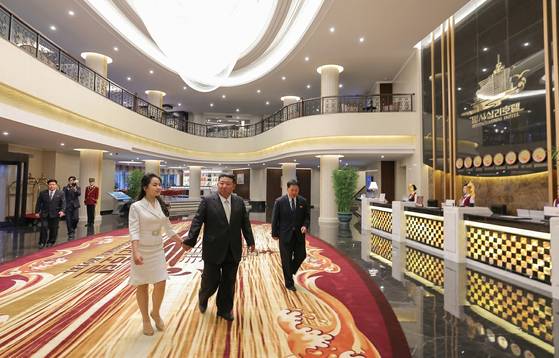 김정은 북한 국무위원장이 지난 24일 딸 주애와 함께 원산갈마해안관광지구 내 명사십리호텔을 둘러보는 모습. 노동신문, 뉴스1