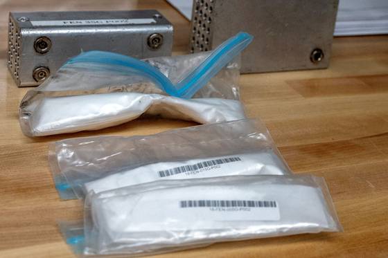 지난해 6월 18일(현지시간) 미국 버지니아주 프론트 로얄에서 미국 세관 및 국경 보호국은 펜타닐 및 기타 약물의 이동을 억제하기 위해 물림 방지 금속 용기에 담긴 펜타닐 패키지를 마약 탐지견 훈련에 사용하고 있습니다. 로이터=연합뉴스