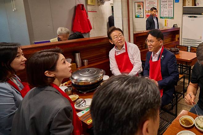 이재명 대통령이 26일 서울 용산 대통령실 인근 한 식당에서 점심 식사를 하고 있다. 사진 대통령실