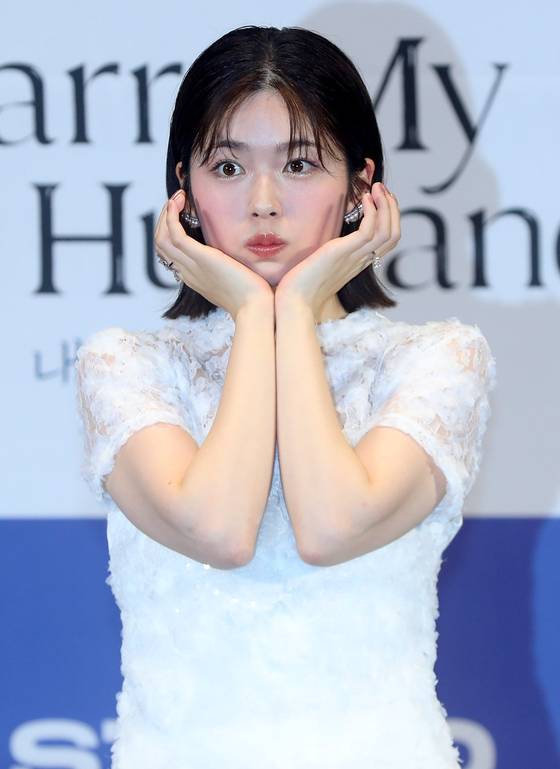 고시바 후우카는 "한국판이 잘 되어서 부담이 되지만, 일본만의 오리지널 스토리가 있으니 기대해달라"고 당부했다. 사진 뉴시스