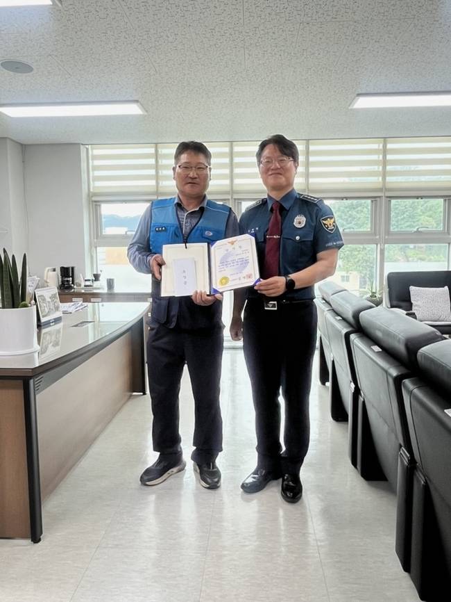 ▲ 속초경찰서는 26일 서장실에서 실종된 지적장애인을 조기에 발견하고 구조에 기여한 양양우체국 집배원에게 감사장과 신고포상금을 전달했다. A 씨는 지난 23일 우편 집배 업무를 하던 중 수색 활동을 하고 있던 경찰관으로부터 실종자의 인상착의와 사진을 숙지하고 업무를 이어가던 중 인상착의가 동일한 실종자를 만나 즉시 경찰에 신고했다.